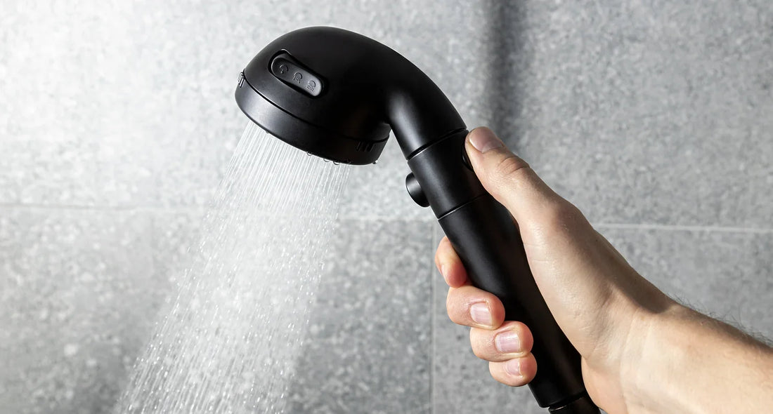 Pommeau de douche StoneStream EcoPower noir mat installé dans une salle de bain moderne